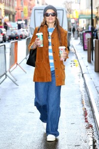 kate-holmes-spotted-enjoying-coffee-in-nyc-12.29.2024-1.jpg