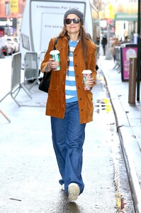 kate-holmes-spotted-enjoying-coffee-in-nyc-12.29.2024-5.jpg