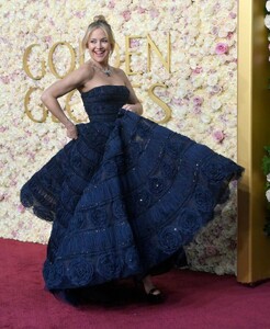 kate-hudson-dazzles-in-carolina-herrera-at-2025-golden-globes-0.jpg