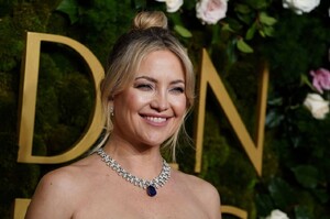 kate-hudson-dazzles-in-carolina-herrera-at-2025-golden-globes-2.jpg
