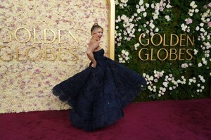 kate-hudson-dazzles-in-carolina-herrera-at-2025-golden-globes-3.jpg
