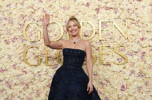 kate-hudson-dazzles-in-carolina-herrera-at-2025-golden-globes-4.jpg