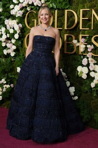 kate-hudson-dazzles-in-carolina-herrera-at-2025-golden-globes-6.jpg