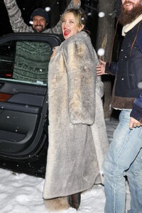 kate-hudson-spends-quality-time-with-family-in-aspen-12.27.2024-1.jpg