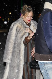 kate-hudson-spends-quality-time-with-family-in-aspen-12.27.2024-2.jpg