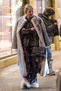 kate-hudson-spends-quality-time-with-family-in-aspen-12.27.2024-4.jpg