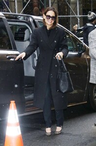 katie-holmes-arrives-for-final-performance-of-our-town-01_19.2025-1.thumb.jpg.159baee12aeebd77c6d59645928d1c60.jpg