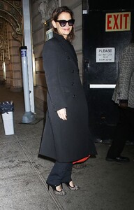 katie-holmes-arrives-for-final-performance-of-our-town-01_19.2025-15.thumb.jpg.0adc609c856f53323a8347e5e1804e45.jpg
