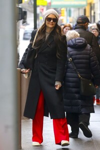 katie-holmes-masters-winter-chic-designer-sunglasses-and-luxe-layers-for-broadway-style-01_18.2025-0.thumb.jpg.7d63fa3ff708955de0402cb7353971a7.jpg