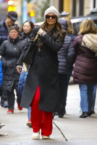 katie-holmes-masters-winter-chic-designer-sunglasses-and-luxe-layers-for-broadway-style-01_18.2025-4.thumb.jpg.85cd6c50256f04a629fae6cb03bbbfe1.jpg
