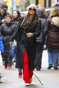 katie-holmes-masters-winter-chic-designer-sunglasses-and-luxe-layers-for-broadway-style-01_18.2025-5.thumb.jpg.1767c2a6ad2f832e9c60baa9c24d1055.jpg