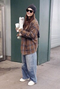 katie-holmes-meets-radio-man-in-nyc-01.12.2025-6.jpg