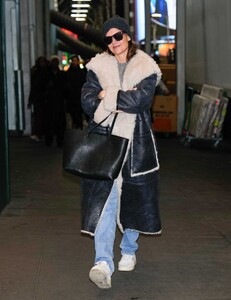 katie-holmes-spotted-arriving-for-broadway-play-our-town-01_10.2025-3.thumb.jpg.450f5d4e73dc9fa522e67329543f07bf.jpg