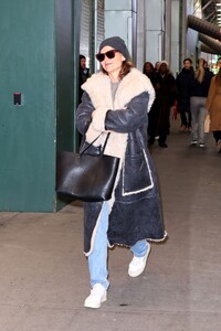 katie-holmes-spotted-arriving-for-broadway-play-our-town-01_10.2025-5.thumb.jpg.454c5503089bcb21744d75c8d900ad93.jpg