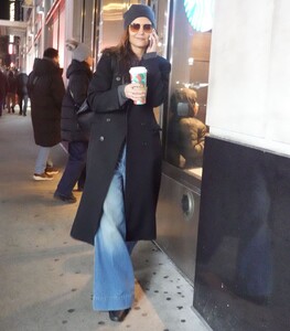 katie-holmes-spotted-grabbing-coffee-in-times-square-nyc-02.12.2024-0.jpg