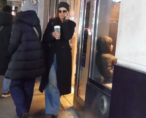 katie-holmes-spotted-grabbing-coffee-in-times-square-nyc-02.12.2024-2.jpg