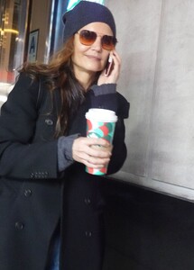 katie-holmes-spotted-grabbing-coffee-in-times-square-nyc-02.12.2024-4.jpg