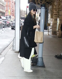 katie-holmes-spotted-in-nyc-streets-01.11.2025-0.jpg