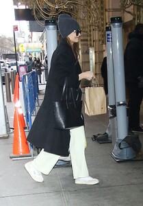 katie-holmes-spotted-in-nyc-streets-01.11.2025-1.jpg