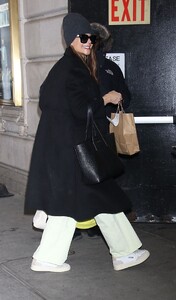 katie-holmes-spotted-in-nyc-streets-01.11.2025-2.jpg