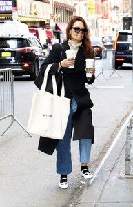 katie-holmes-steps-into-the-timeless-charm-of-our-town-in-nyc-04_01.2025-0.thumb.jpg.3477a1a38be50be51ce09059d8d12d80.jpg
