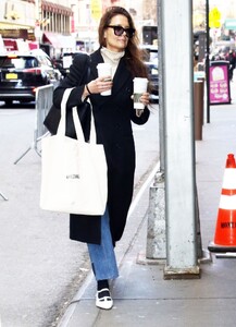 katie-holmes-steps-into-the-timeless-charm-of-our-town-in-nyc-04_01.2025-1.thumb.jpg.a829522ce15f76be857c1c5bf155fc15.jpg