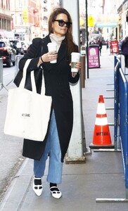 katie-holmes-steps-into-the-timeless-charm-of-our-town-in-nyc-04_01.2025-3.thumb.jpg.26458e74d74e0916b0b5742867fef002.jpg