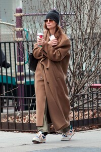 katie-holmes-steps-out-for-a-caffeine-fix-in-new-york-12.30.2024-0.jpg