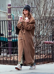 katie-holmes-steps-out-for-a-caffeine-fix-in-new-york-12.30.2024-3.jpg