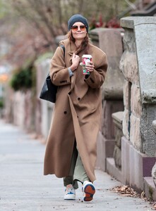 katie-holmes-steps-out-for-a-caffeine-fix-in-new-york-12.30.2024-4.jpg