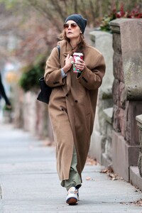 katie-holmes-steps-out-for-a-caffeine-fix-in-new-york-12.30.2024-5.jpg