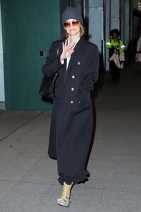katie-holmes-steps-out-in-chic-winter-style-in-new-york-city-12.30.2024-5.jpg
