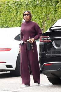 kelly-rowland-treats-herself-to-a-pampering-salon-day-in-la-11-26-2024-2.jpg