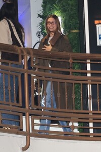 kendall-jenner-hailey-bieber-dine-out-in-la-01.05.2025-7.jpg