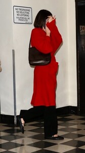 kendall-jenner-spotted-at-sushi-park-la-on-01.07.2025-2.jpg