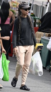 kerry-washington-enjoys-a-day-out-at-the-farmers-market-in-beverly-hills-09-15-2024-0.thumb.jpg.5666d9980a6f223ae9023143ded01674.jpg