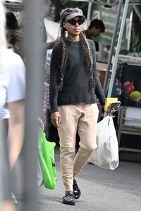 kerry-washington-enjoys-a-day-out-at-the-farmers-market-in-beverly-hills-09-15-2024-3.thumb.jpg.f42bf1f017b24f4a2439558e8f80bd44.jpg
