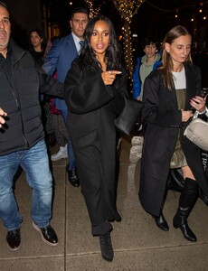 kerry-washington-spotted-out-in-new-york-12_16.2024-5.thumb.jpg.5d9a2cb7a49336dbef1ea12db0b62ad1.jpg