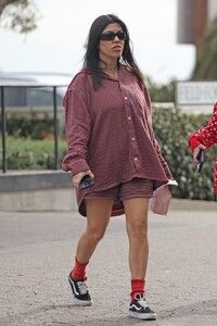 kourtney-kardashian-spotted-on-family-lunch-outing-in-santa-barbara-12.27.2024-0.jpg