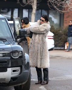 kylie-and-kendall-jenner-arrive-for-lunch-at-the-little-nell-in-aspen-01.20.2025-2.jpg