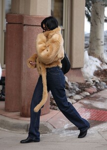 kylie-and-kendall-jenner-arrive-for-lunch-at-the-little-nell-in-aspen-01.20.2025-3.jpg