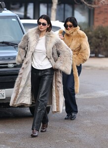 kylie-and-kendall-jenner-arrive-for-lunch-at-the-little-nell-in-aspen-01.20.2025-4.jpg