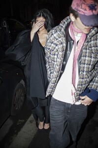 kylie-jenner-and-timothee-chalamet-share-romantic-dinner-in-paris-01.15.2025-2.jpg