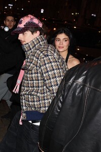 kylie-jenner-and-timothee-chalamet-share-romantic-dinner-in-paris-01.15.2025-4.jpg