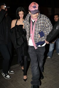 kylie-jenner-and-timothee-chalamet-share-romantic-dinner-in-paris-01.15.2025-9.jpg