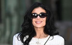 kylie-jenner-stuns-in-white-and-black-at-chanel-ss-2025-2.jpg