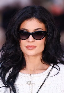 kylie-jenner-stuns-in-white-and-black-at-chanel-ss-2025-4.jpg
