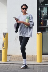 laura-harrier-enjoys-pilates-class-in-los-feliz-01_22.2025-5.thumb.jpg.24c1049889b3e4a79c4c9f234ae8e132.jpg
