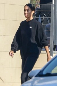 laura-harrier-keeps-it-casual-while-picking-up-juice-in-los-feliz-01.11.2025-2.jpg
