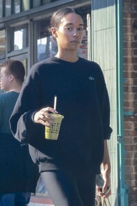 laura-harrier-keeps-it-casual-while-picking-up-juice-in-los-feliz-01.11.2025-4.jpg